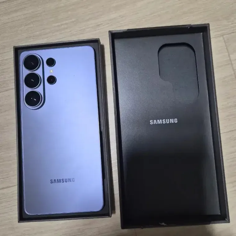 Galaxy S26 Ultra vu de dos, posé à côté de sa boîte ouverte