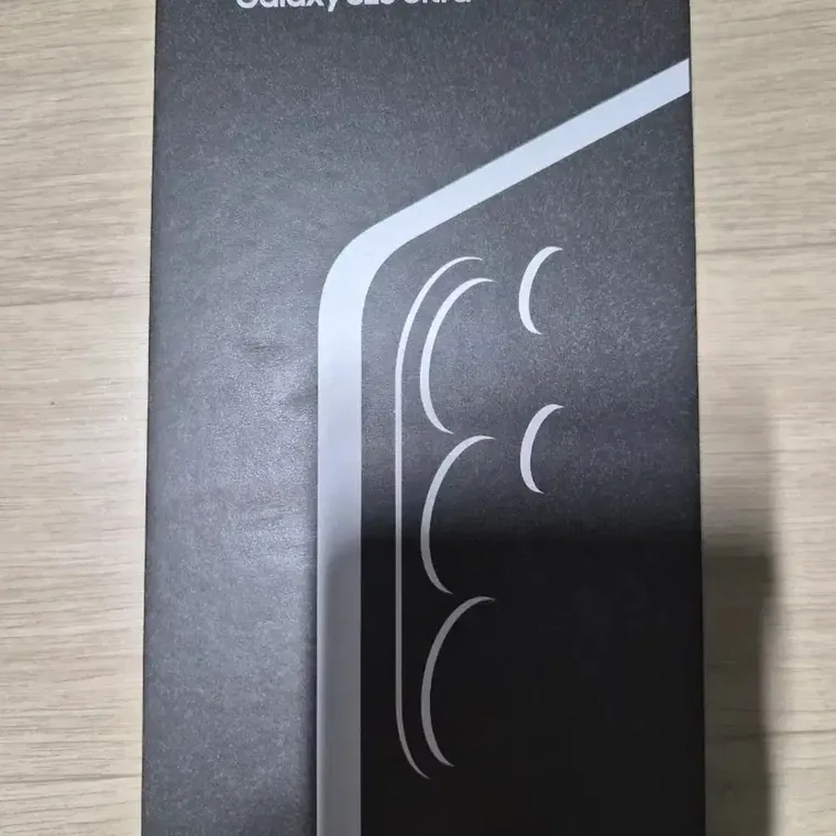 Couvercle noir de la boîte du Galaxy S26 Ultra, orné du dessin de ses objectifs