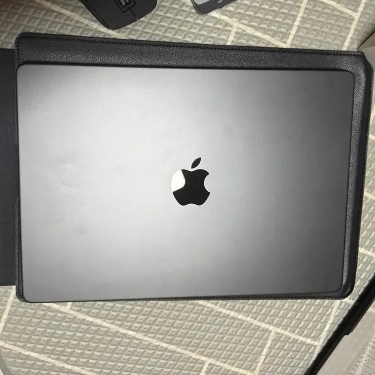 MacBook Pro 14 pouces noir sidéral, capot fermé, dans son emballage